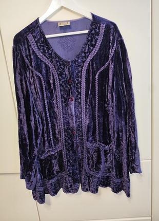 Женский жакет или кардиган, выполненный из фиолетовой бархатной ткани с декоративной вышивкой и пуговицами.