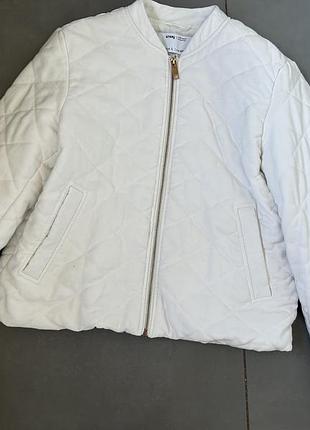 Білосніжна стьобана куртка вітрівка
