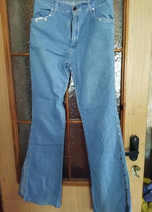 Джинсы голубого цвета