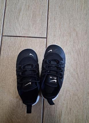 Черные кроссовки