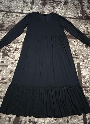 Чорна сукня з рюшкою від jimited