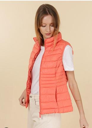 Жилетка  стеганая наполнитель синтепон теплая водонепроницаемая. amazon essentials
