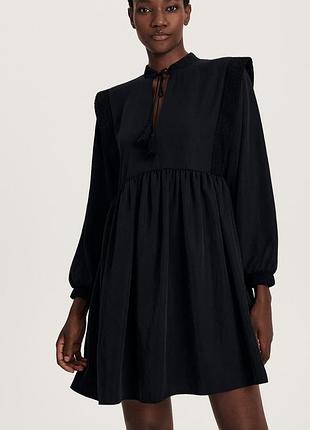 Чорна жіноча сукня