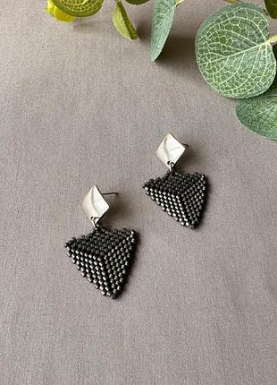 Графітові (темно-сірі) матові трикутні сережки з бісеру, базові геометричні бісерні сережки на кожен день