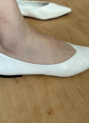 Білі шкіряні балетки mango з гострим носиком 38 розмір
