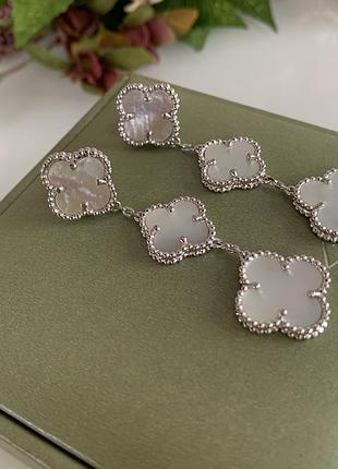 Серьги белые van cleef ванклиф покрытие белым золотом три цветочка