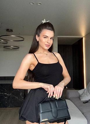 Майка на брителях