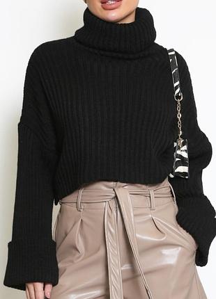 Італійський короткий оверсайз светр з горловиною.