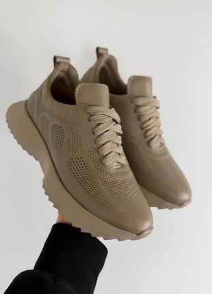 Кожаные базовые удобные и легкие кроссовки с сквозной перфорацией