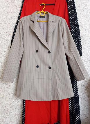 Подовжений піджак у смужку полоску