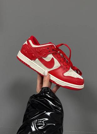 Шикарнезні жіночі кросівки nike sb dunk low red roses червоні