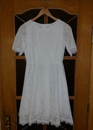 Нежное белое кружевное платье