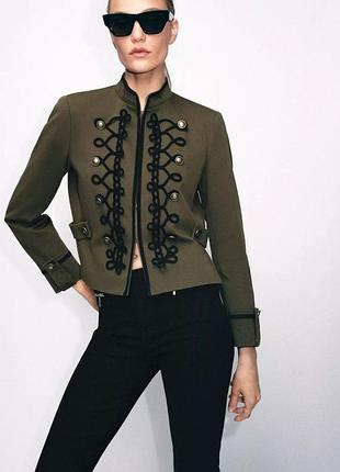 Блейзер с подплечниками и пуговицами