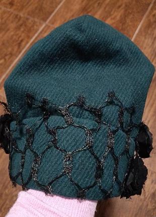 Шапка біні темно зелена з об'ємними квітами 80%вовна