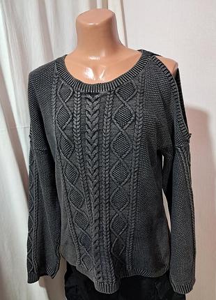 Черный удлиненный женский свитер с открытыми плечами