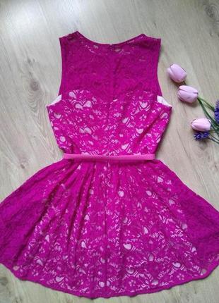 Шикарное нарядное короткое гипюровое ярко розовое платье oasis в стиле бэби-долл4 фото