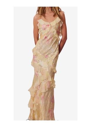 Ніжна модна сукня з тисненням трояндами і рюшами