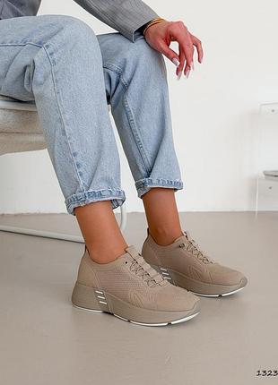 Туреччина натуральні замшеві бежеві кросівки з наскрізною перфорацією