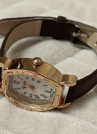 Наручний годинник зі штучної шкіри