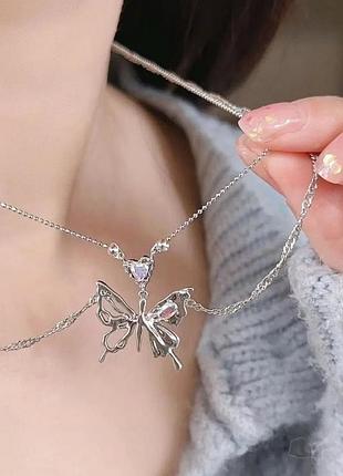 Намисто з підвіскою у формі метелика з цирконами.