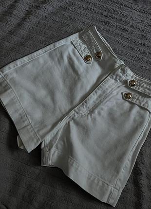 Стильні білі шорти з золотою фурнітурою