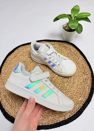 Білі кросівки на липучках adidas для дівчинки