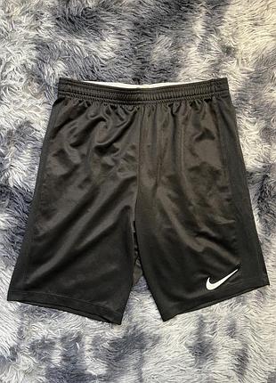 Спортивні шорти бренду nike , розмір s , оригінал