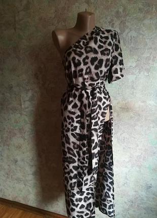 Сукня з розрізом на одне плече