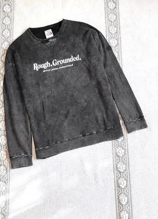Свитшот серого цвета с эффектом потертости (acid wash) от швейцарского бренда rough.grounded