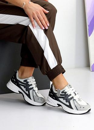 Спортивні жіночі кросівки