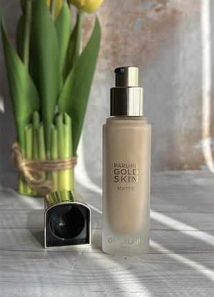 Матувальний флюїд для обличчя guerlain parure gold skin matte