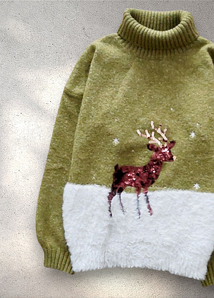 Різдвяний новорічний светр зеленого кольору з високим коміром, оздоблений аплікацією оленя з паєток та пухнастою білою вставкою знизу