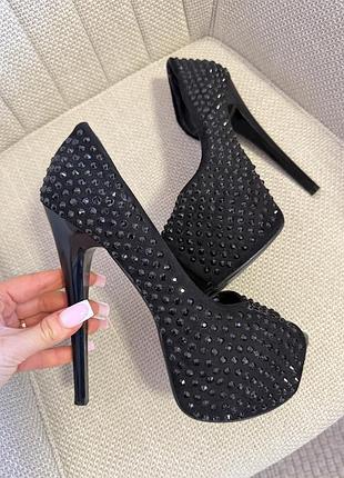 Женские черные туфли в камнях 38 размер