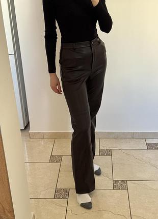 Штани жіночі з еко шкіри , прямого крою. колір шоколад