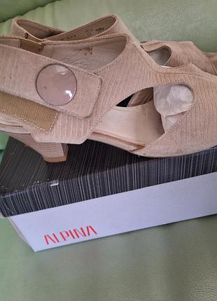 Босоножки замшевые alpina, цвет - беж. 40 размер