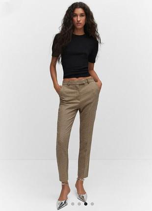 Завужені класичні брюки в принт гусяча лапка mango