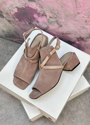 Замшеві босоніжки на зручному підборі напівзакриті