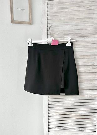 Шорти юбка топ якість
довжина - 41/34 см
обхват поясу  - 35 см.
обхват стегон  - 47 см.