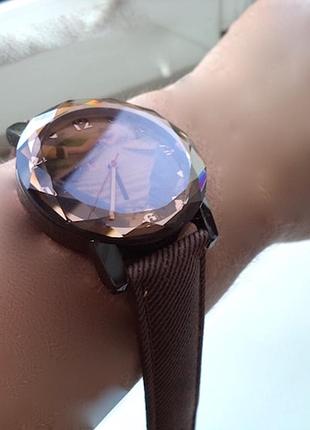 Женские наручные часы с характерным гранчатым стеклом,