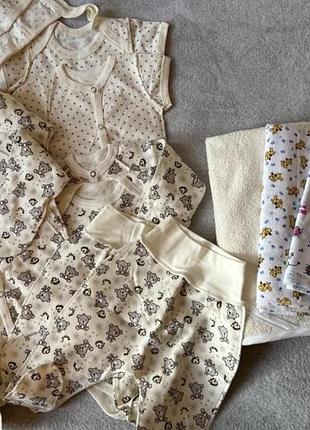 Нові речі з бебі боксу- одяг, пелюшки та рушник