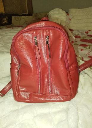 Рюкзак красный.