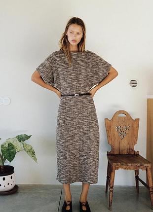 Платье средней длины с текстурой и поясом
