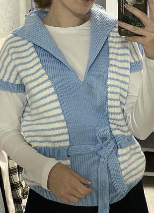 Вʼязаний жилет під пояс блакитного кольору