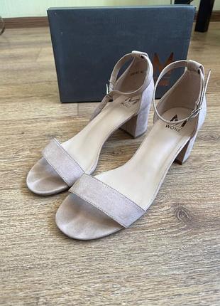 Босоніжки жіночі