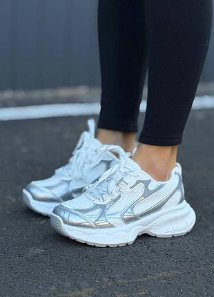 Кросівки жіночі