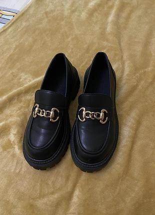 Сучасні нові лофери з ланцюжком