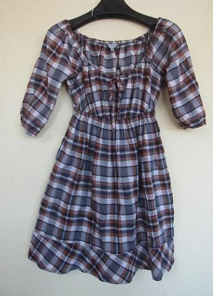 Женское платье в клетку на резинке с приспущенными плечами и оборкой от clockhouse