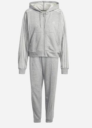 Костюм  adidas, не теплий, саме те на весну