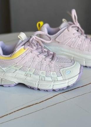 Стильні кросівки для дівчат