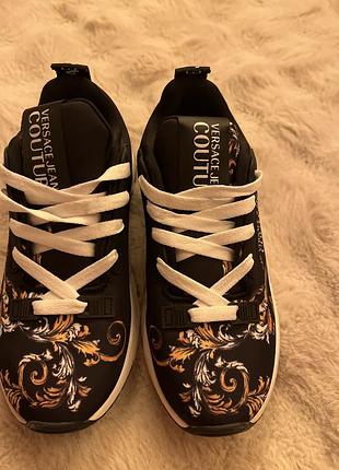 Кросівкі від бренду versace